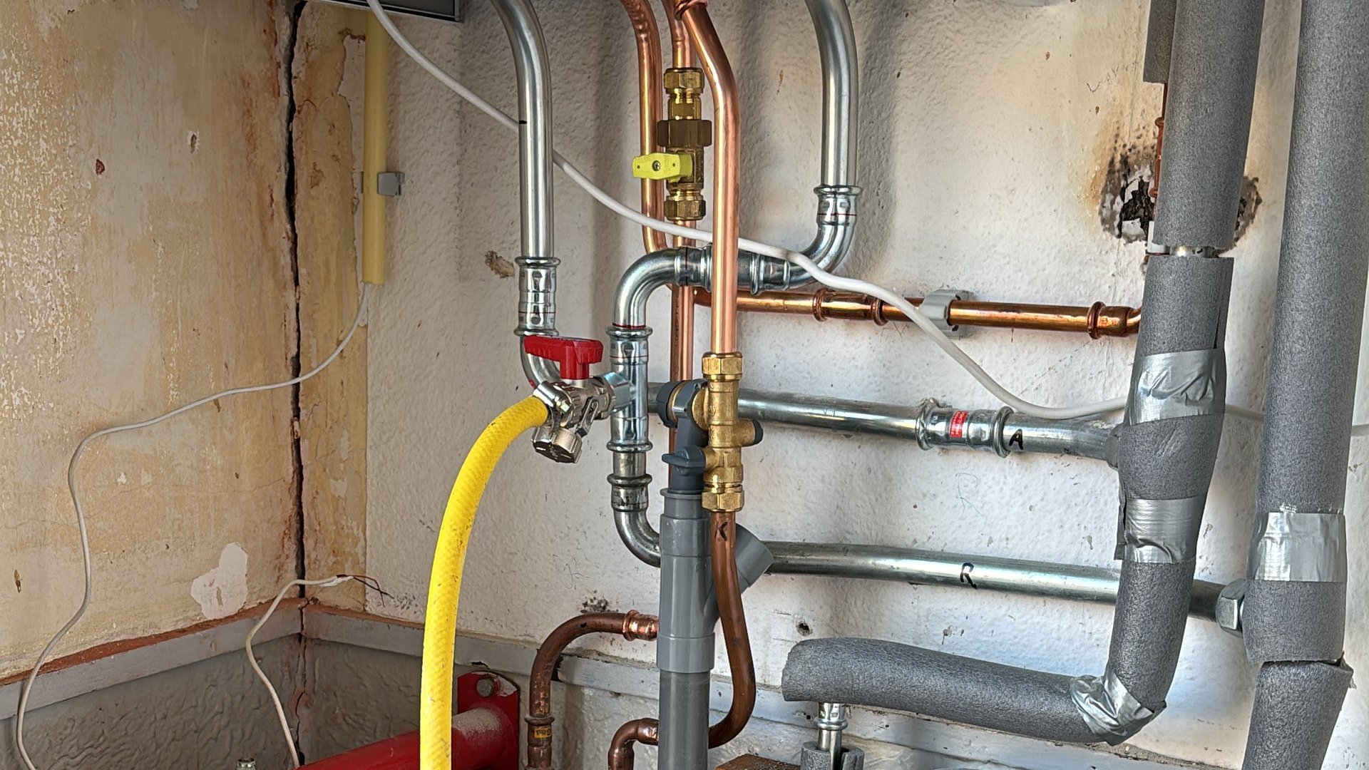 CV-ketel met leidingen en expansievat in technische ruimte