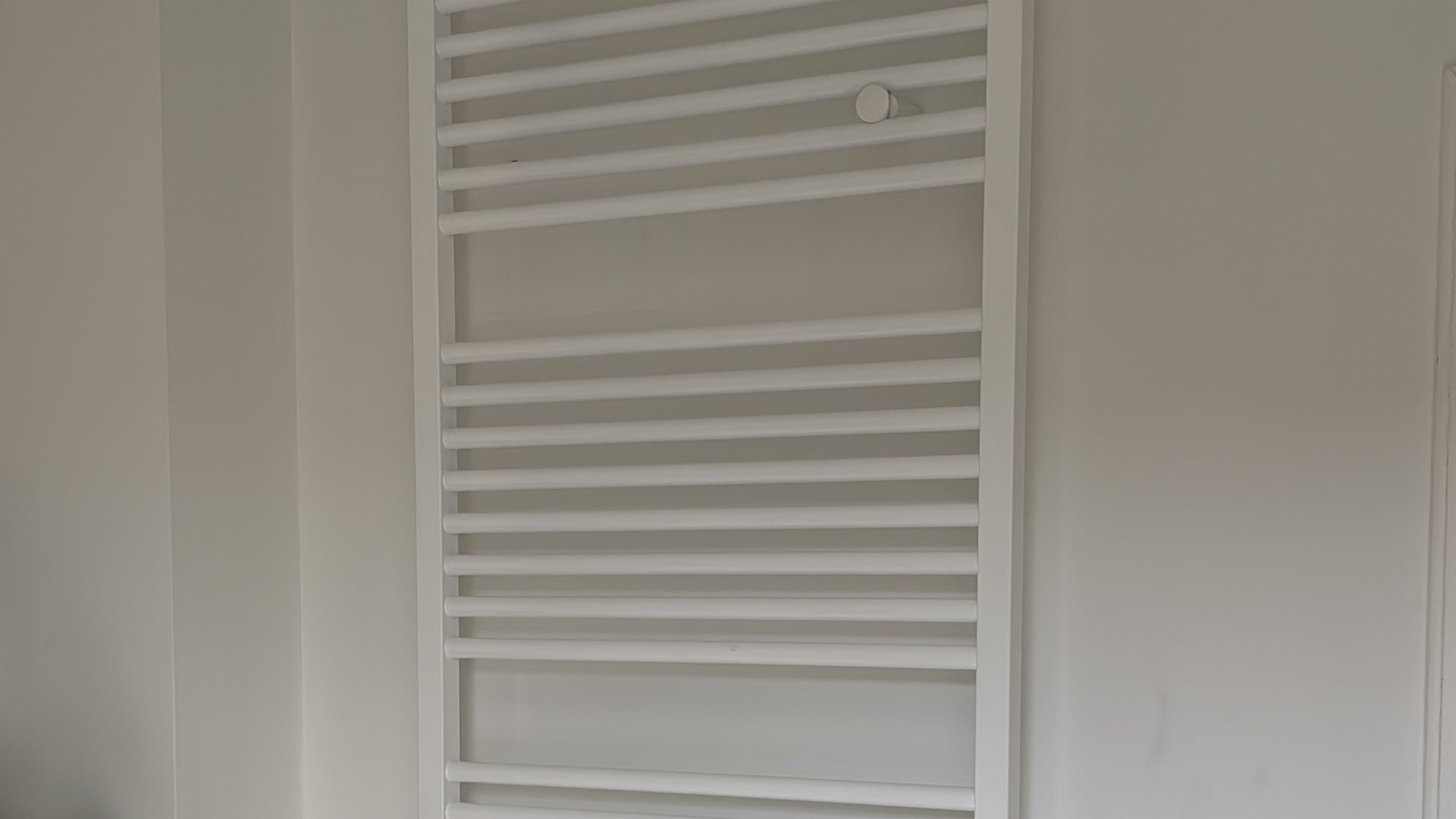 Handdoekradiator gemonteerd in badkamer