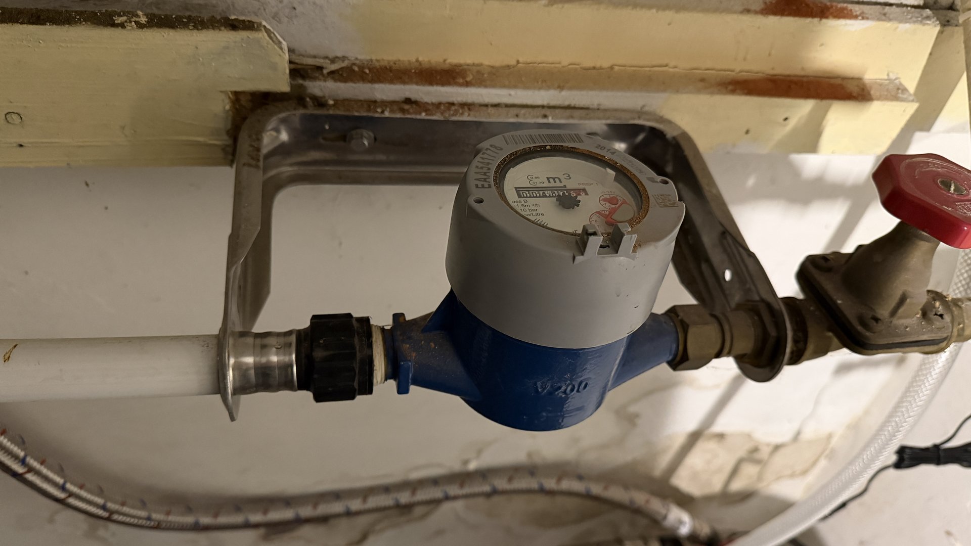 Watermeter met afsluiter onder vloer of in nis