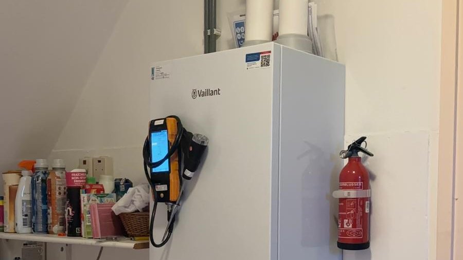 Vaillant cv-ketel installatie in bijkeuken met meetapparatuur