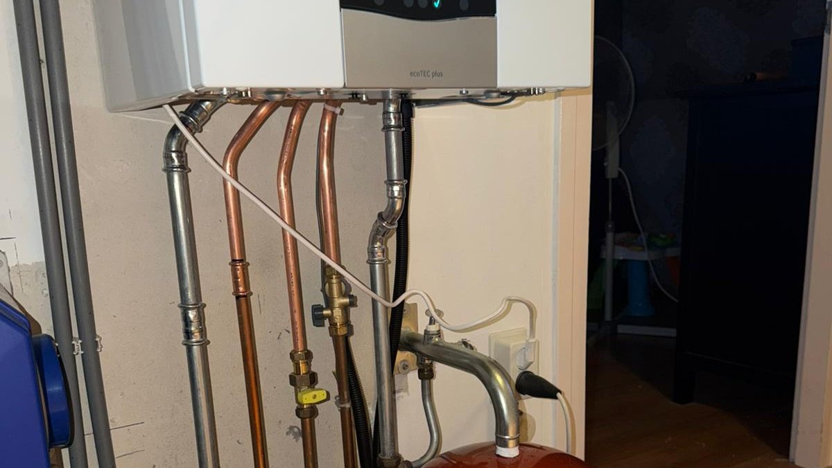 CV-ketel met storingsmelding op display en leidingen zichtbaar
