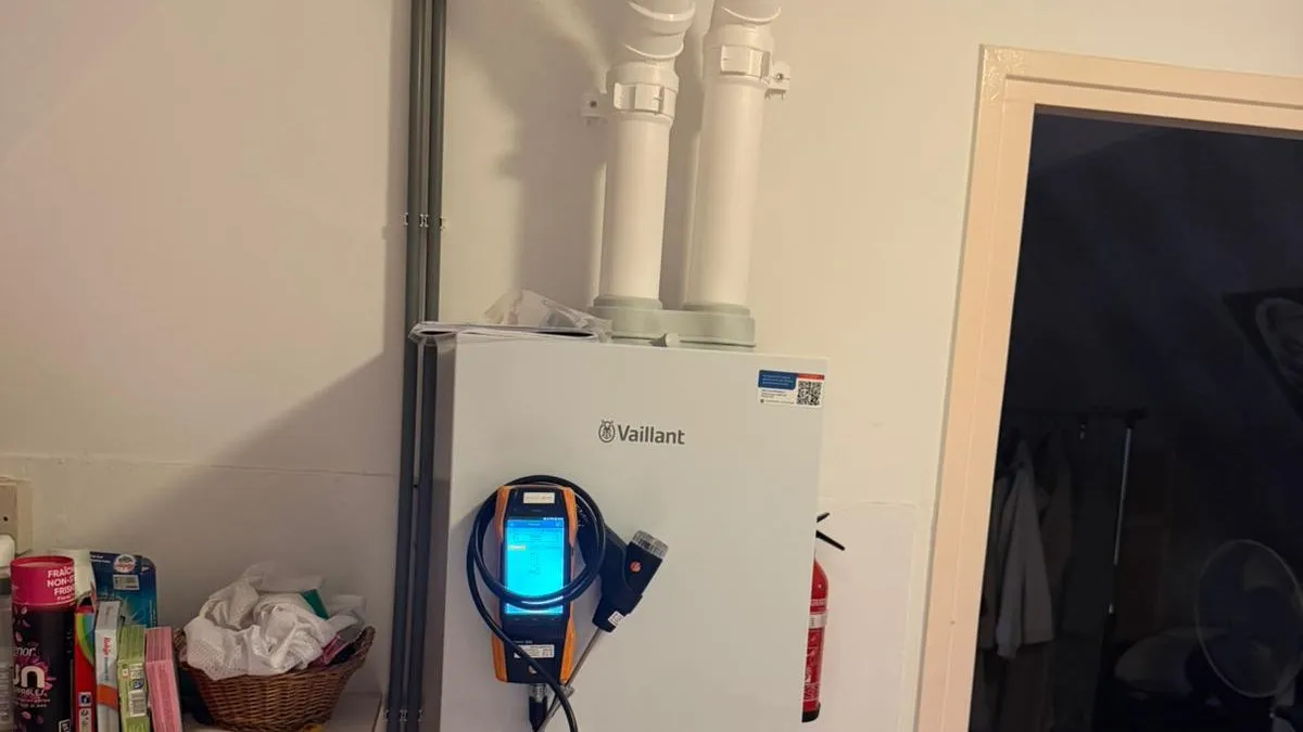Vaillant cv-ketel in gebruik met meetapparatuur aangesloten