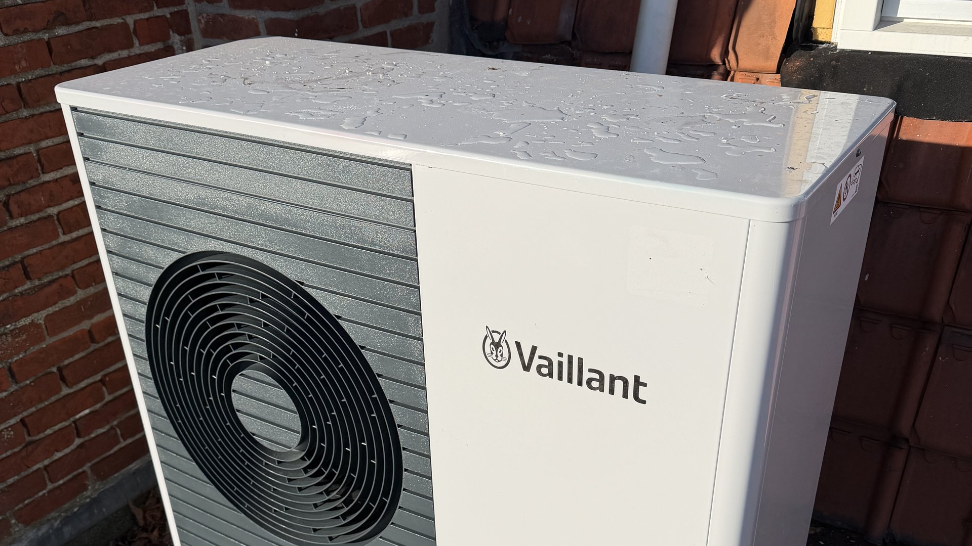 Vaillant aroTHERM plus warmtepomp buitenunit naast woning