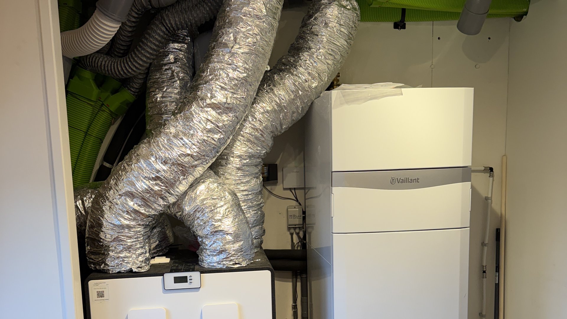 Duco WTW-ventilatieunit en Vaillant warmtepomp geïnstalleerd in technische ruimte