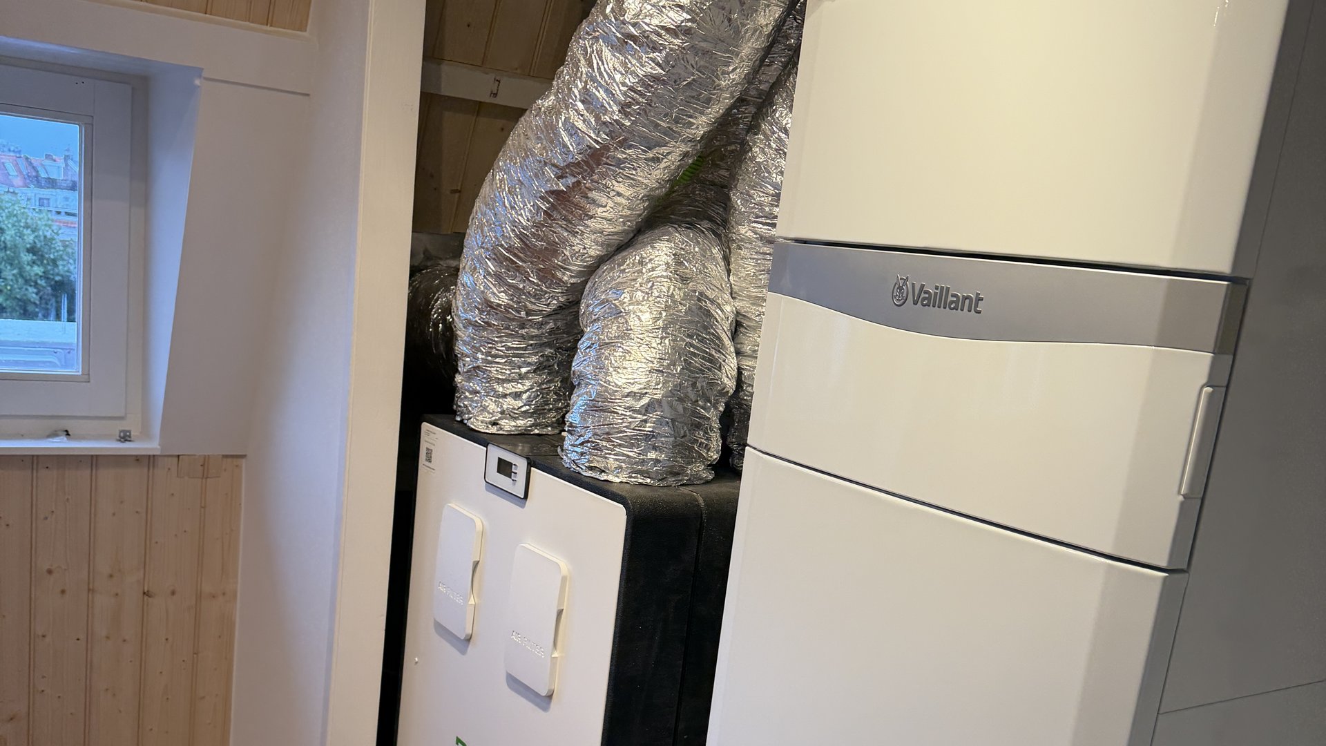 Duco ventilatie en Vaillant warmtepomp in zolderruimte van woning