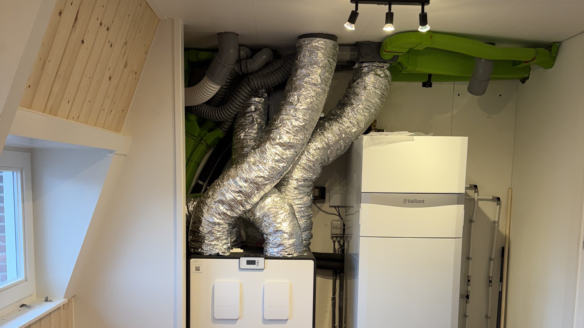 Overzicht van ventilatie- en warmtepomp-installatie op zolderverdieping