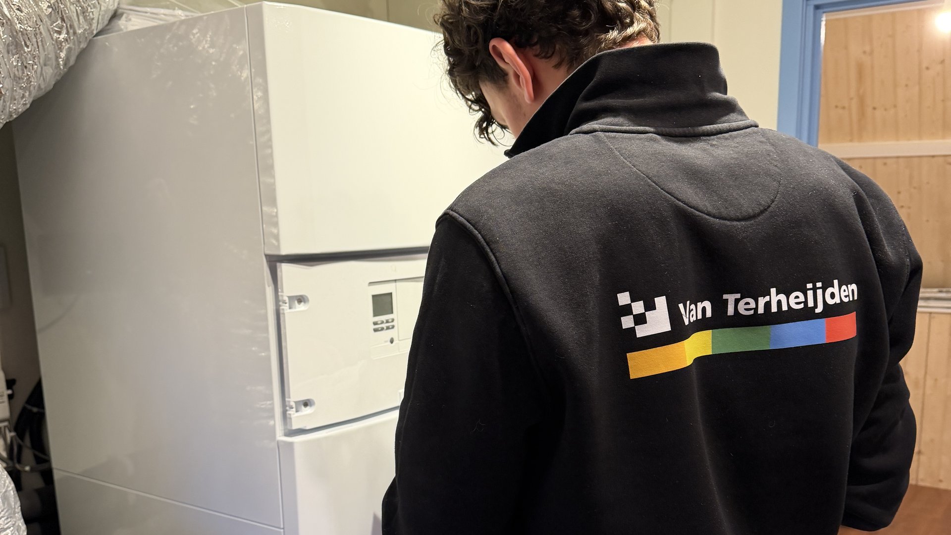Monteur inspecteert Vaillant warmtepomp tijdens installatie