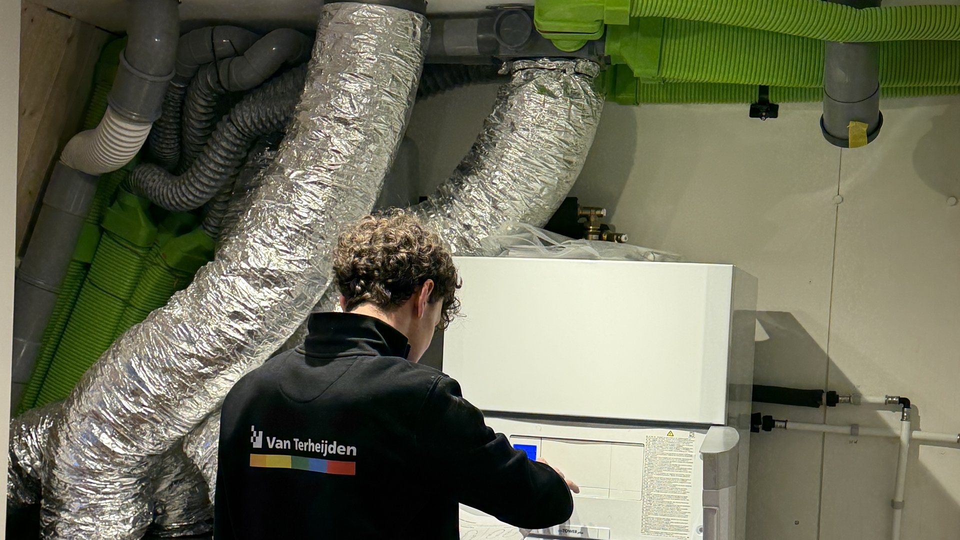 Monteur stelt Vaillant warmtepomp in na installatie