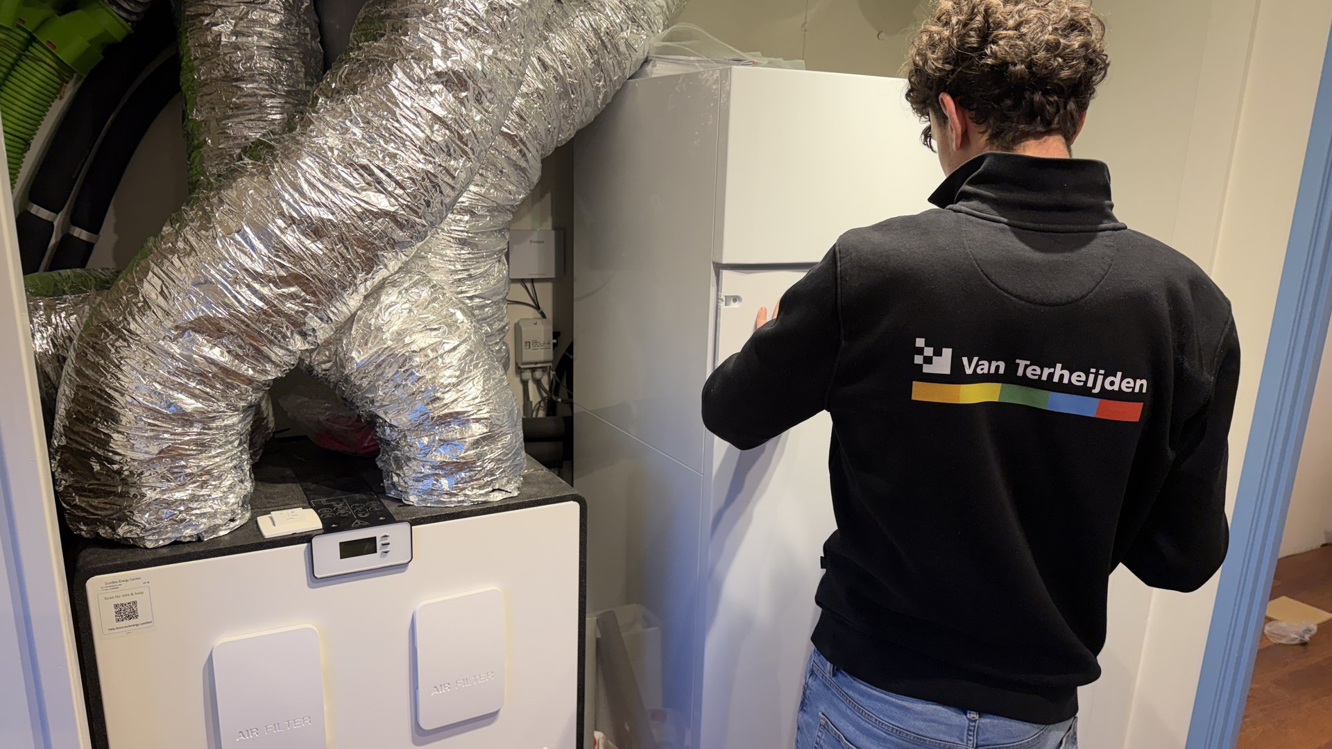 Monteur aan het werk bij Vaillant warmtepomp en Duco ventilatie-unit