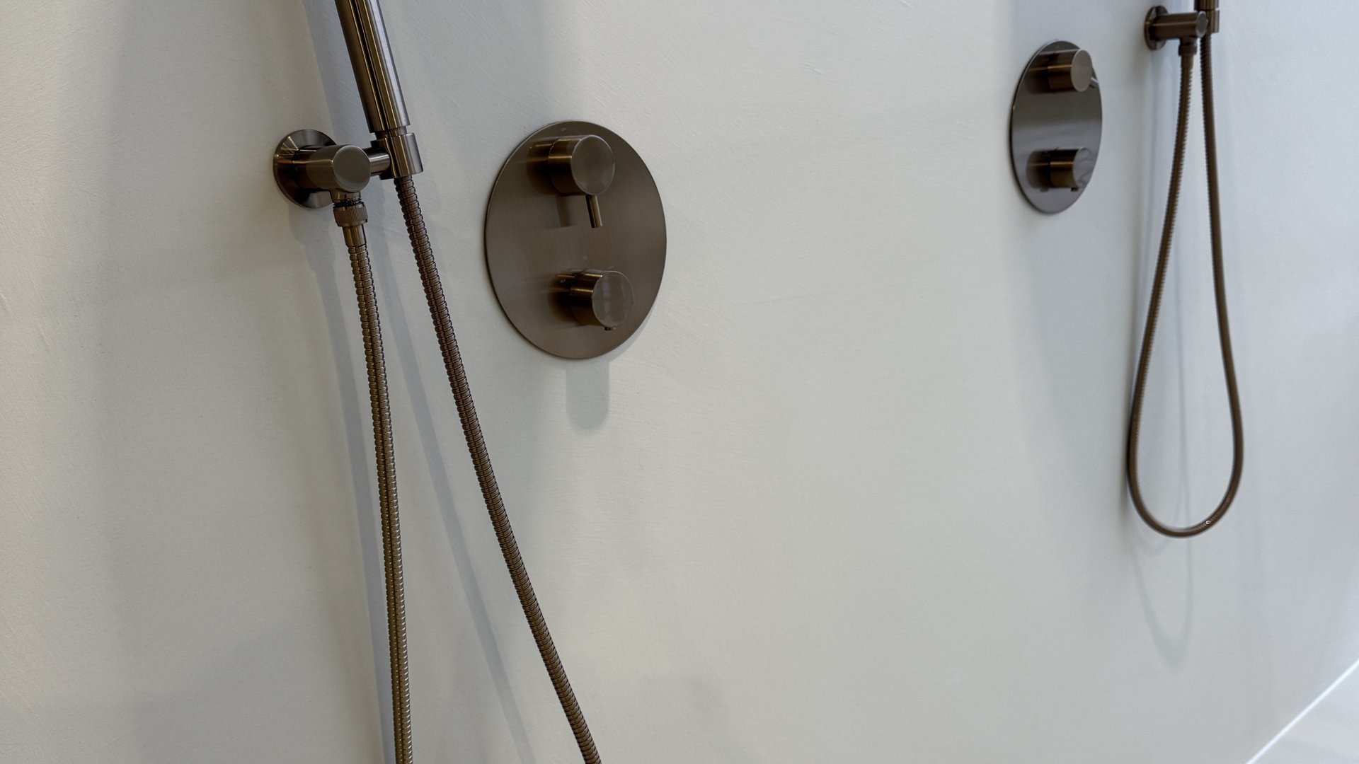 Luxe inbouw douchecombinatie met bronzen garnituur en lineaire afvoergoot