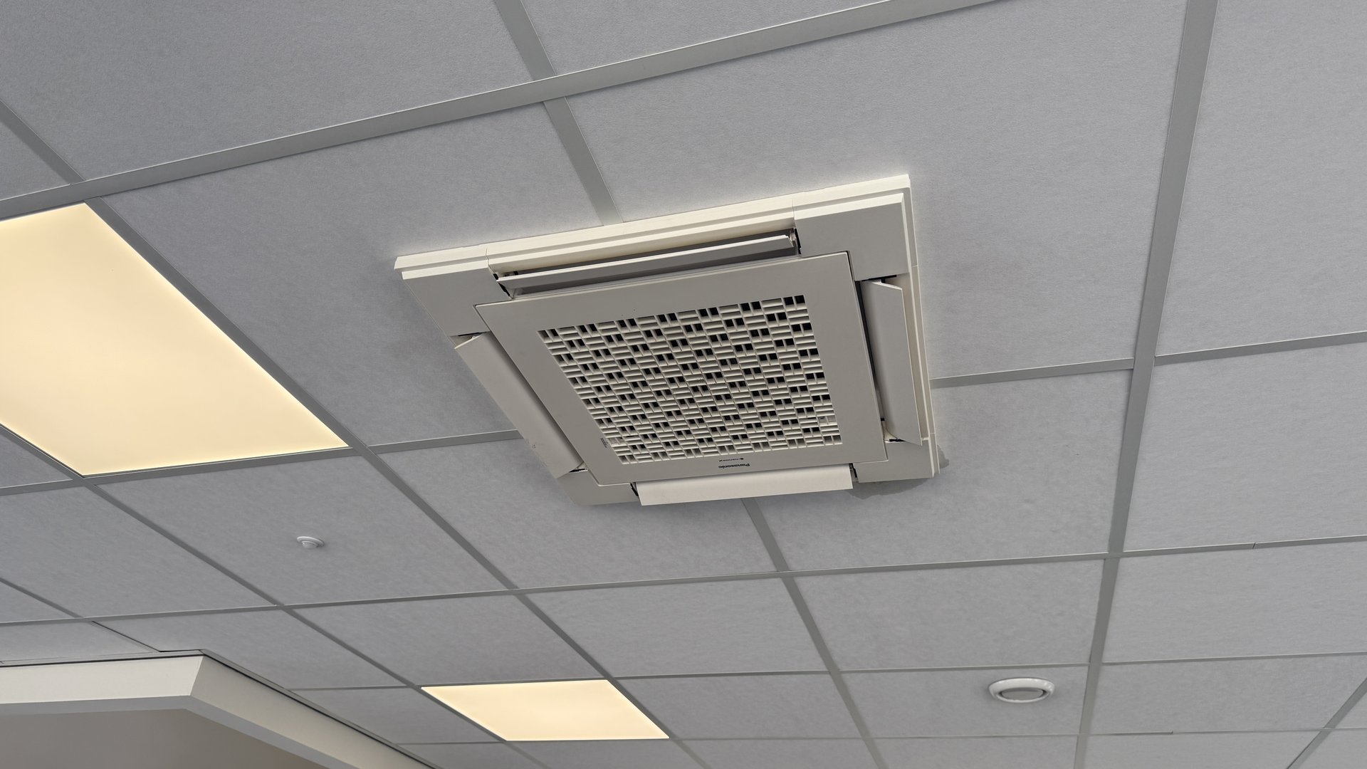 Cassette-airco geïnstalleerd in systeemplafond van bedrijfsruimte