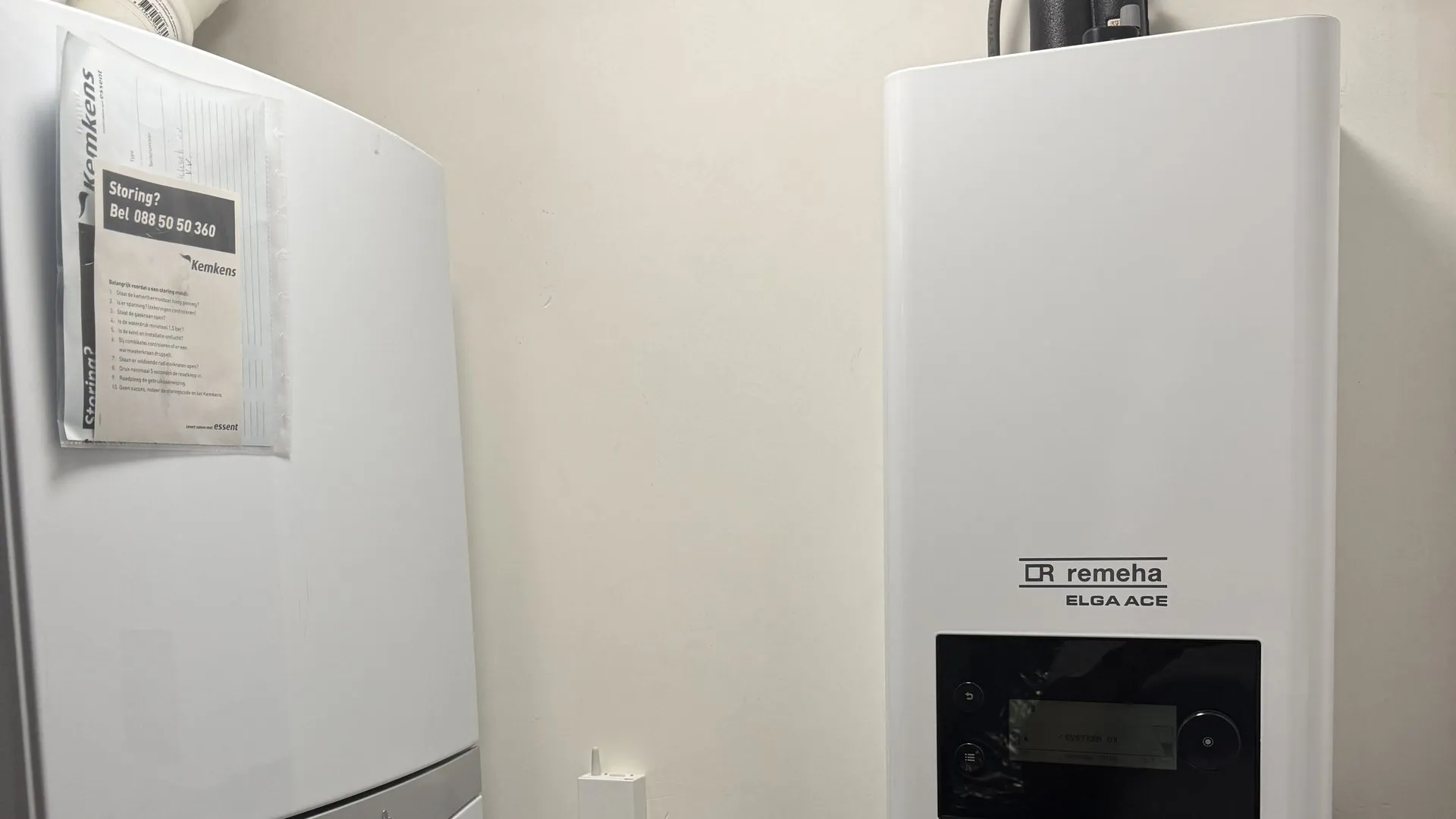Remeha Elga ACE elektrische boiler naast Vaillant cv-ketel in stookruimte