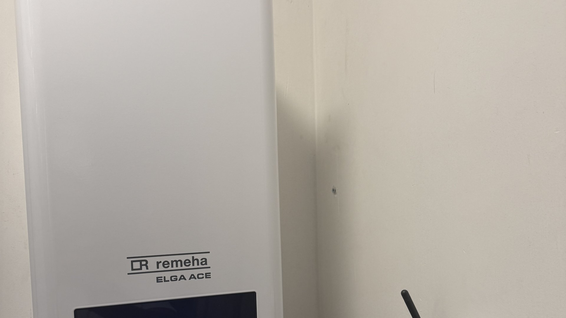 Remeha Elga ACE elektrische boiler met display en bedieningsmodule, close-up