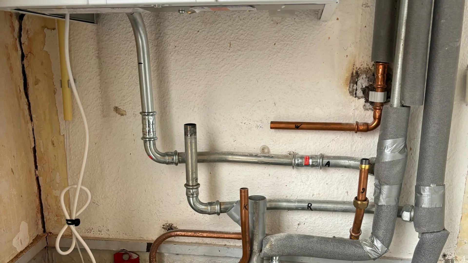 Vaillant ecoTEC Classic cv-ketel met leidingwerk, overzichtsfoto installatie
