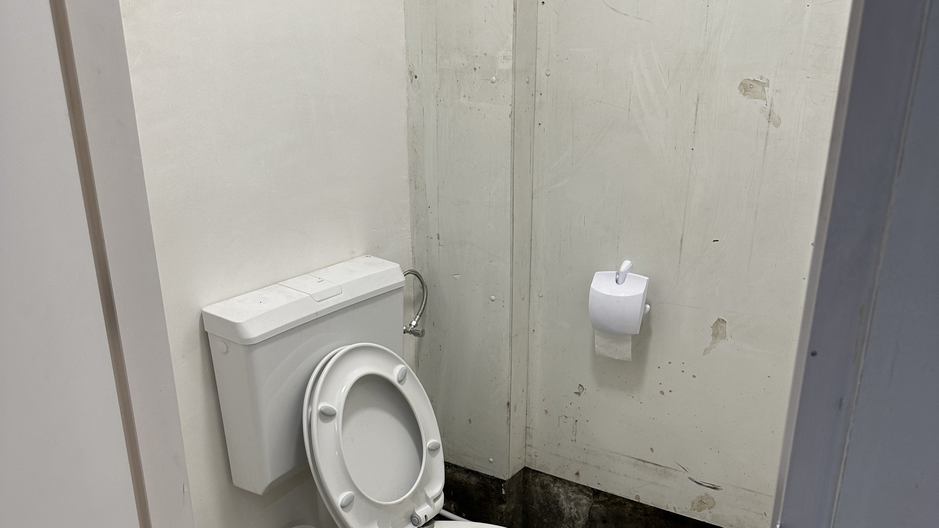 Toilet geplaatst in onafgewerkte toiletruimte tijdens renovatie