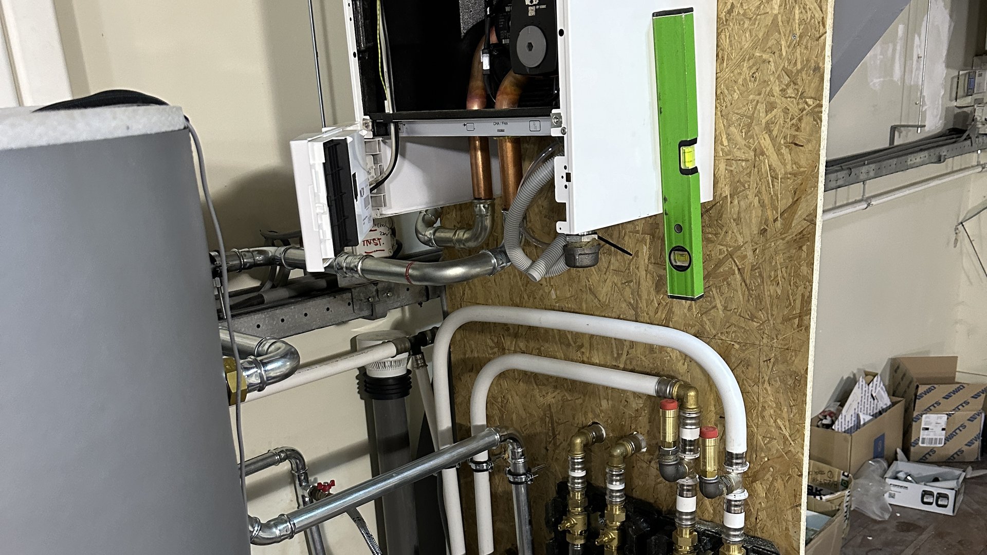 Warmtepomp installatie met leidingwerk en verdeler in aanbouw