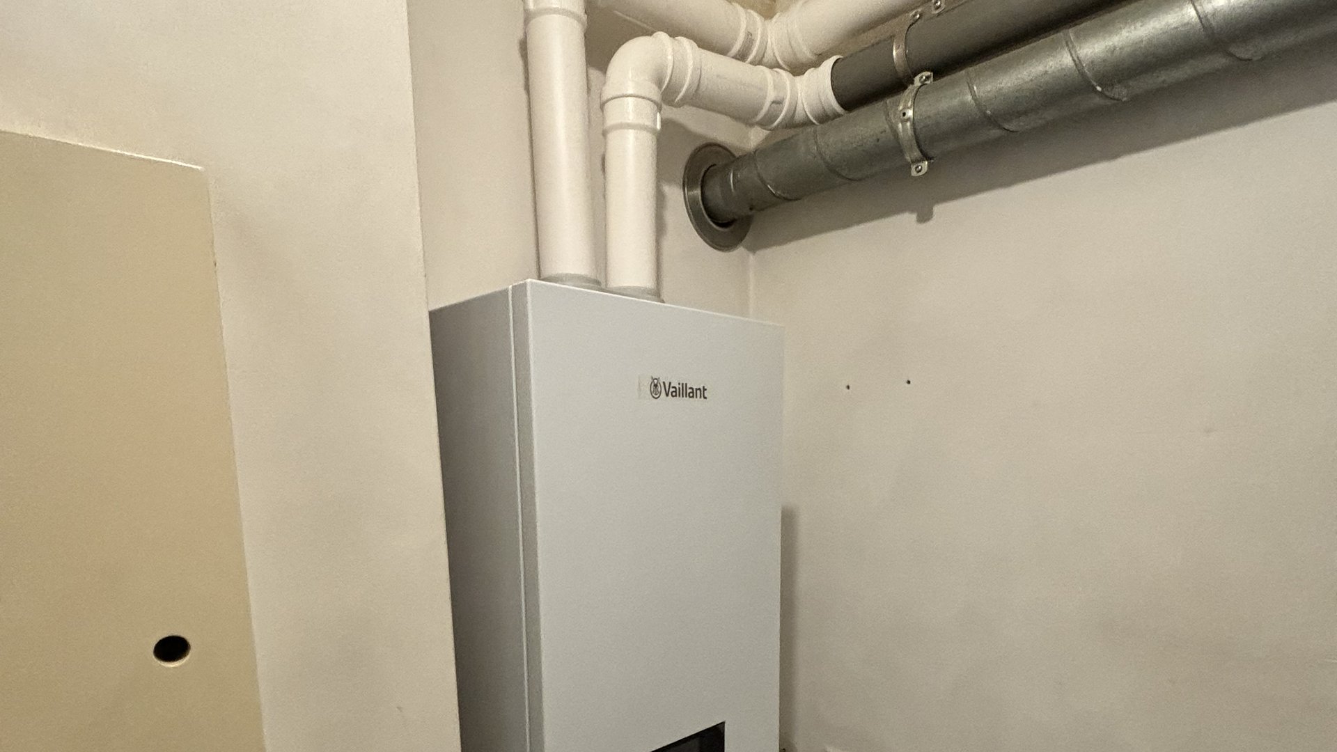 Vaillant cv-ketel gemonteerd met afvoerleidingen en aansluitingen