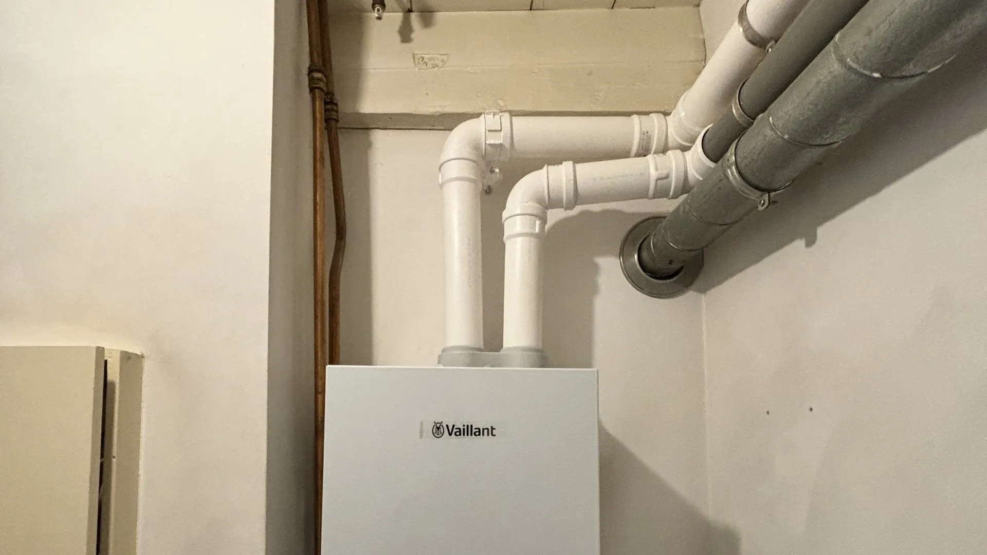 Vaillant cv-ketel overzichtsfoto in technische kast met afvoer