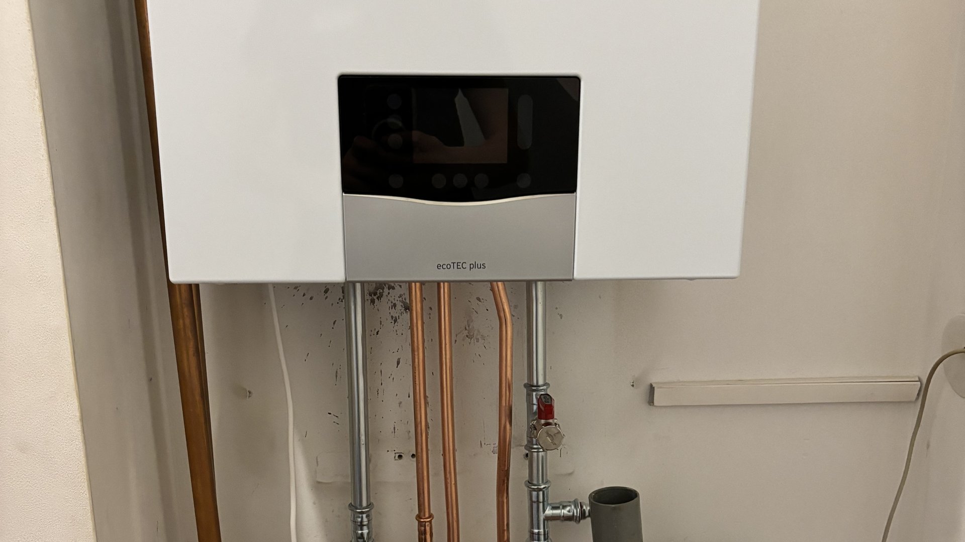 Vaillant ecoTEC plus cv-ketel aan muur met leidingwerk en condensaatafvoer