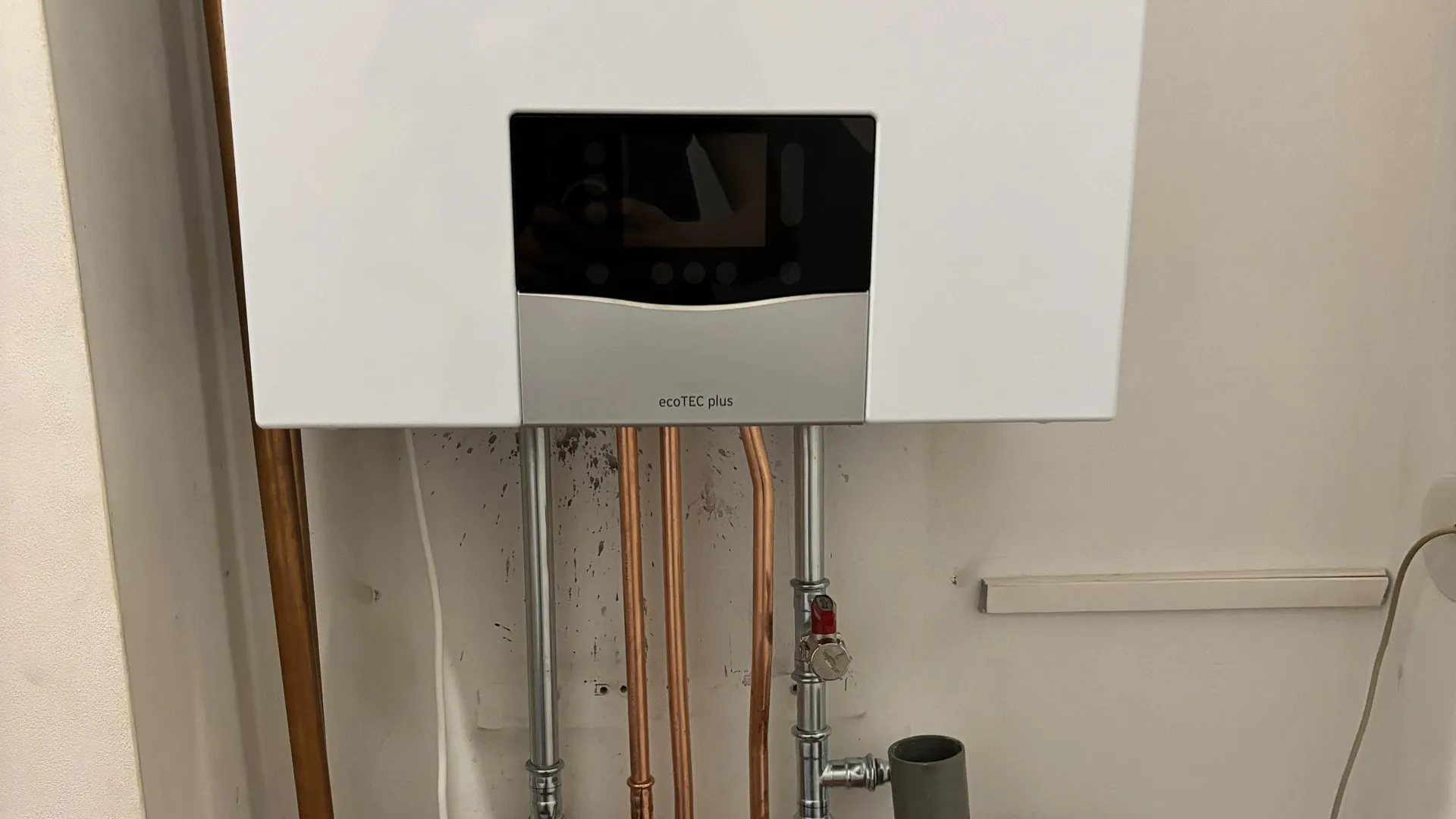 Vaillant ecoTEC plus cv-ketel aan muur met leidingwerk en condensaatafvoer