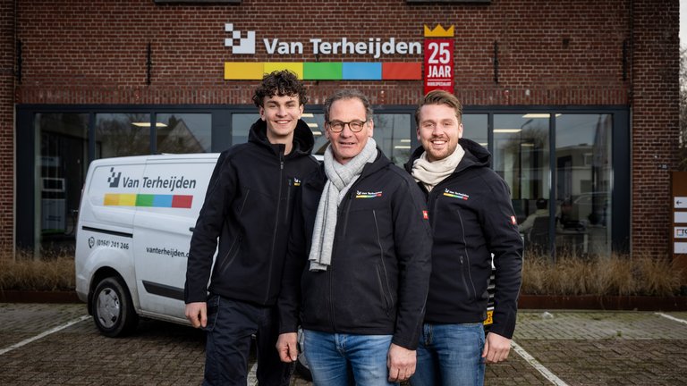 Kornee, Stijn en Chiel van Terheijden voor het bedrijfspand