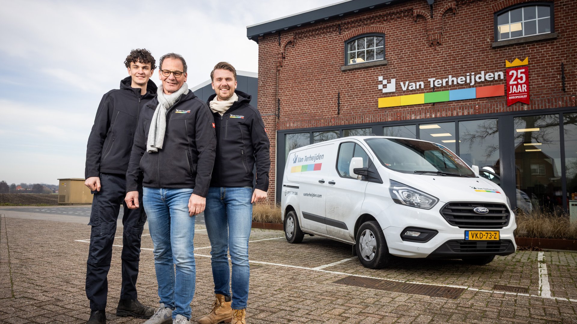 Het team van Van Terheijden voor het bedrijfspand in Heerle met servicebus