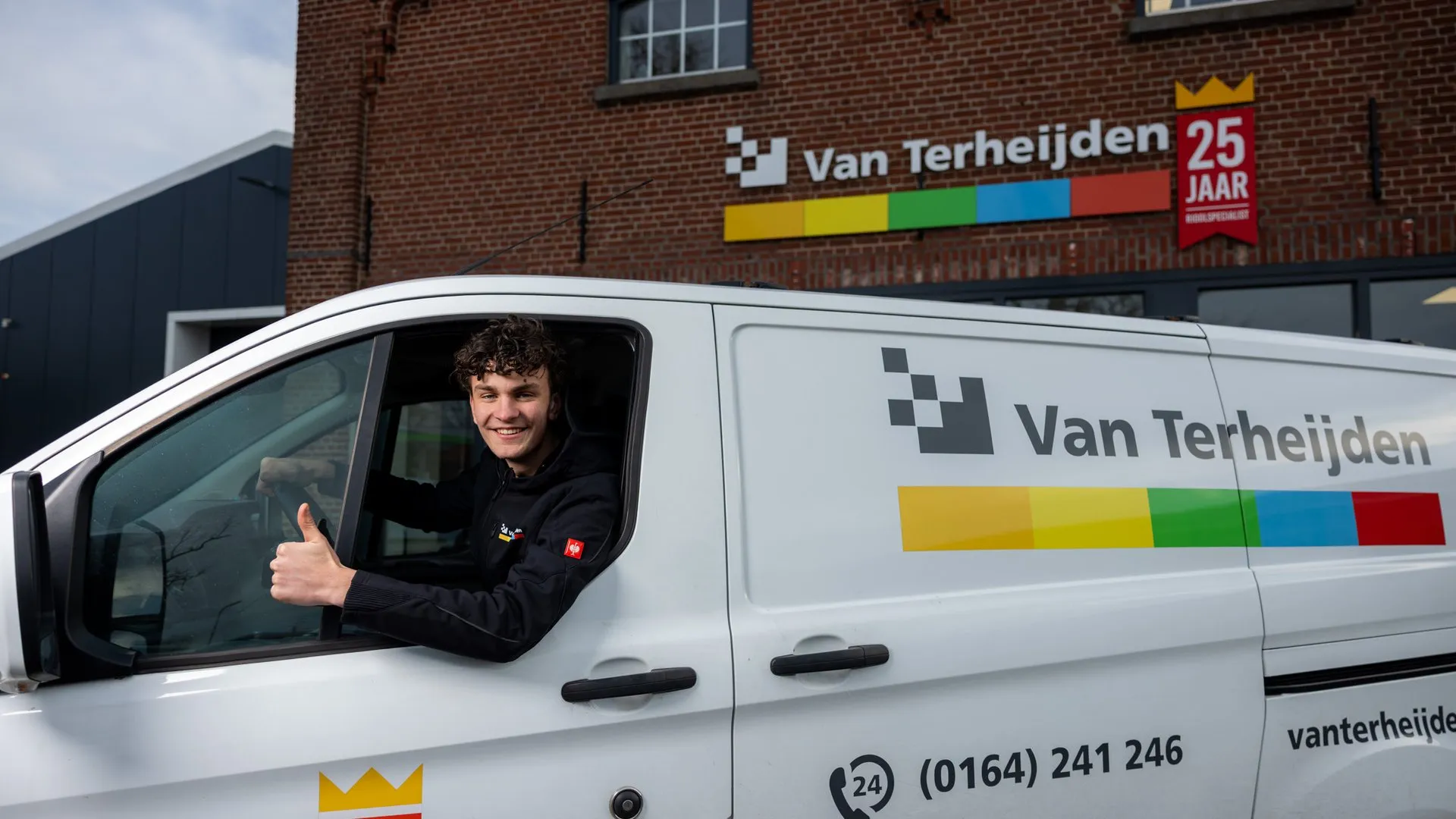 Jonge monteur in Van Terheijden servicebus met duim omhoog