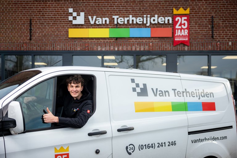 Monteur geeft duim omhoog vanuit servicebus voor bedrijfspand Van Terheijden