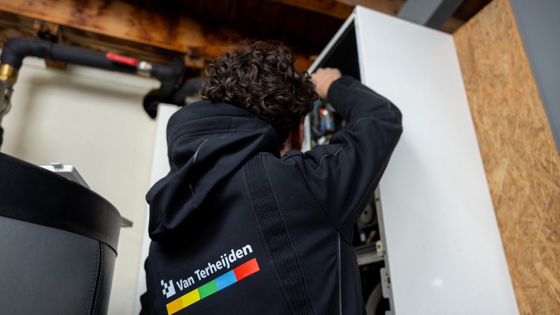 Monteur van Van Terheijden werkt aan installatie van cv-ketel