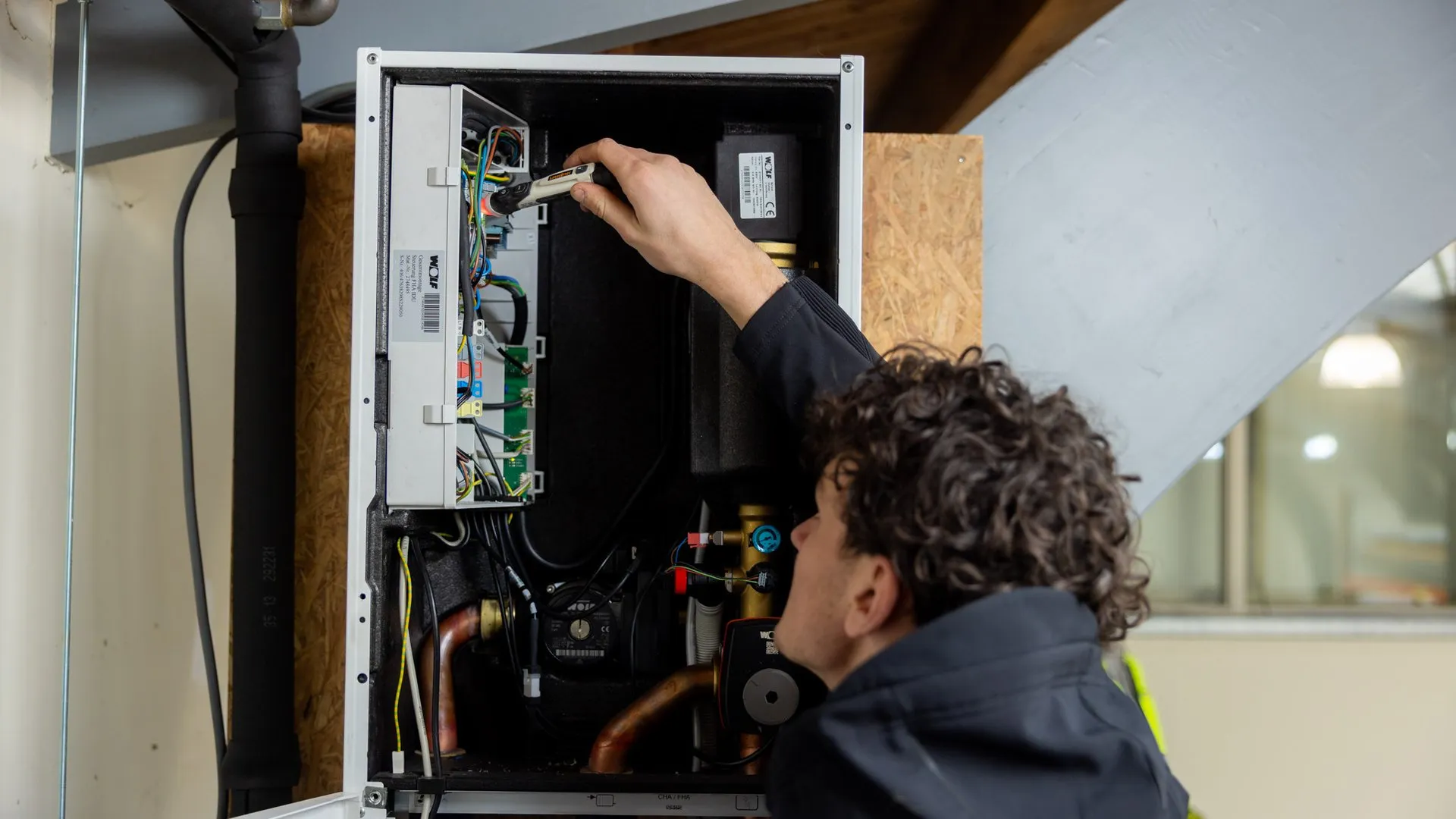 Monteur inspecteert installatie in werkplaats