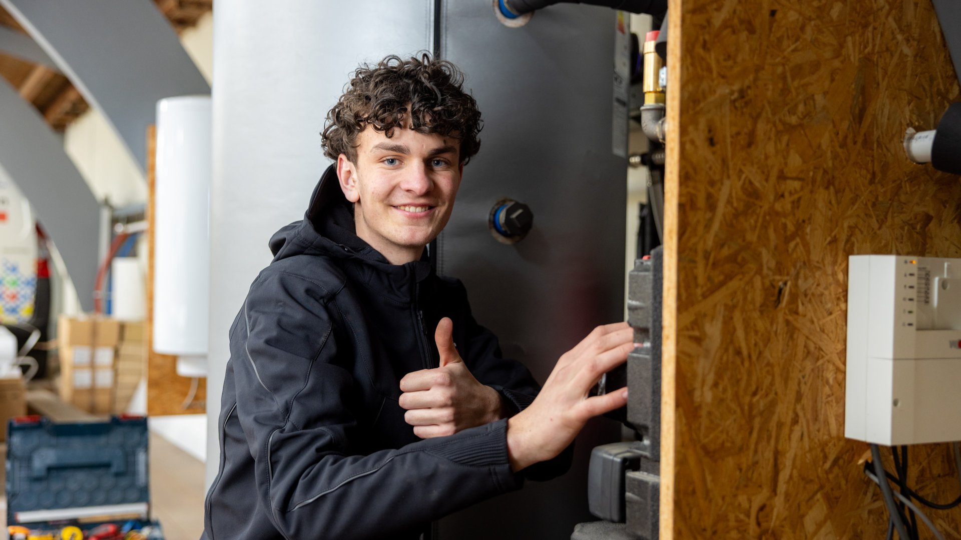 Monteur geeft duim omhoog na succesvolle installatie van warmtepomp