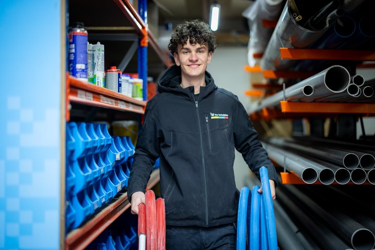 Chiel van Terheijden met leidingwerk in het magazijn