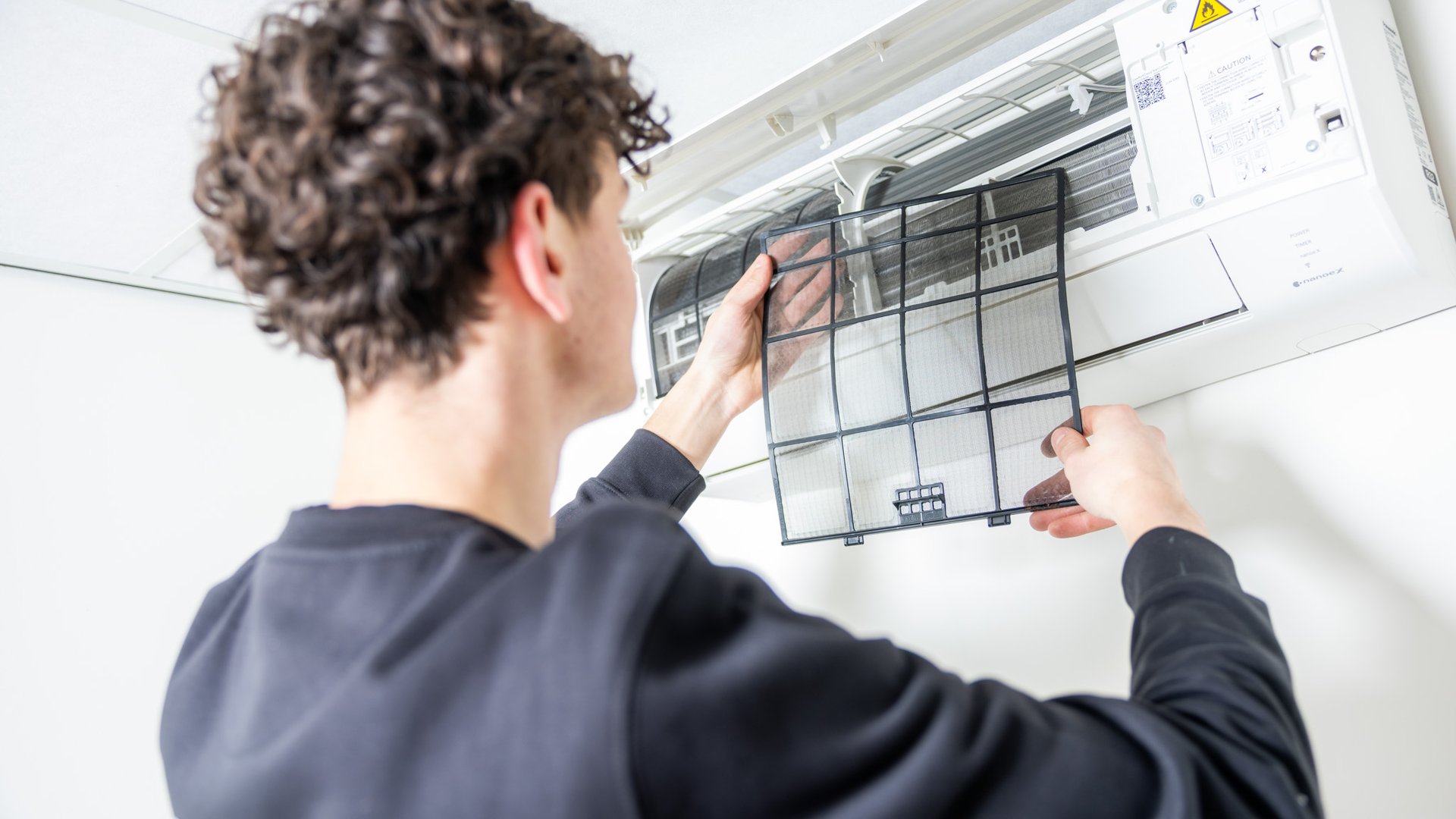 Verwijderen van vervuild luchtfilter uit airco binnenunit