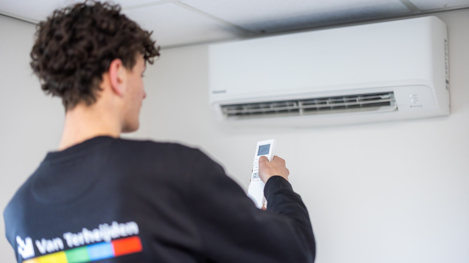 Monteur test airco met afstandsbediening na installatie