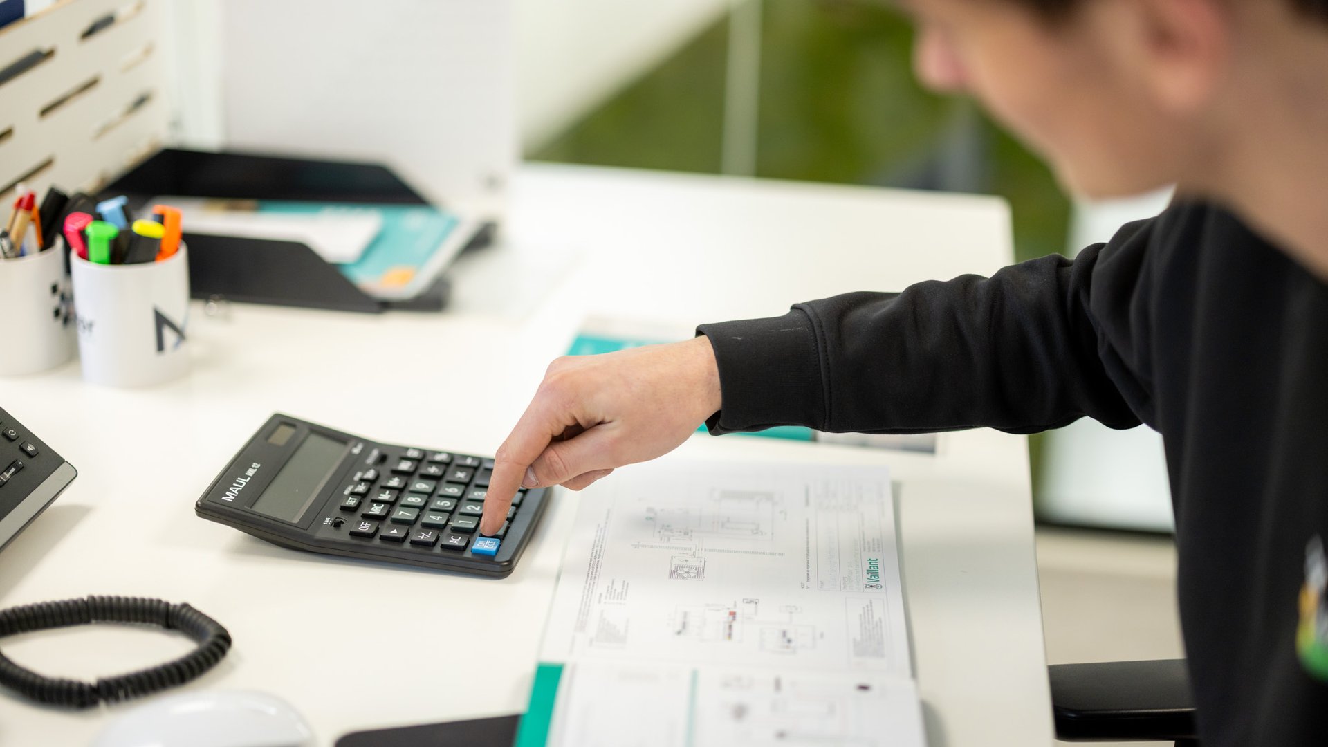 Monteur berekent installatiekosten aan bureau