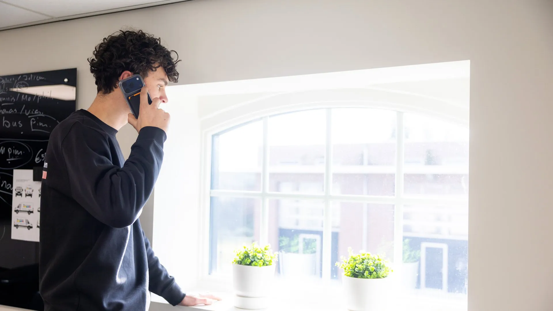 Medewerker in goed gesprek met klant via telefoon