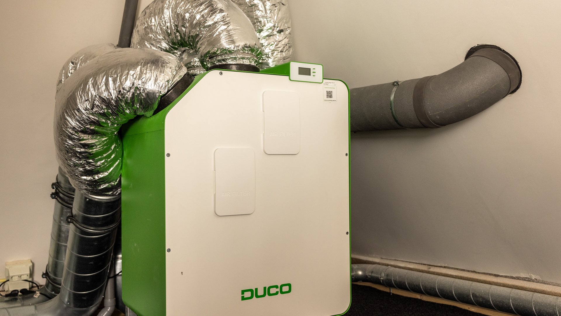 Duco WTW-ventilatieunit met luchtkanalen geïnstalleerd